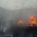 Drama na Čukarici: Gorela kuća u 5 ujutru, vatrogasci preko lestvi izvlačili stanare