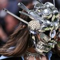 Met Gala 2026: Perje, jedrenjak na Madoninoj glavi, Bed Bani kao starac