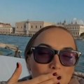 Goga Sekulić u društvu zgodnog momka: Njemu majica raskopčana, tetovaža na grudima