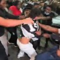 Haos posle NBA finala: Navijači Sparsa prebijeni ispred hale u Njujorku, poskidali ih gole, cepali im dresove!