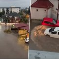 Automobili plivaju u Novom Sadu, vetar oborio semafor i konstrukcije. Grad i pljusak paralisali ulice (foto, video)