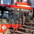 Autobus udario u kuću i ostao zaglavljen u zidu