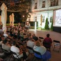 Nezaboravno veče u Gradskoj bašti: Francuski film i vrhunski sirevi privukli brojne posetioce