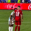 "Granite, smrdi ti iz usta!" Isplivao snimak kako pobesneli Džaka preti Argentincu usred utakmice! Martinez ga jednim gestom…