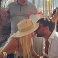 (Paparaco) uzavrele strasti dare i dečka u Bečićima: Pevačica se prezuvala nasred plaže pa dohvatila 20 godina mlađeg Borisa…