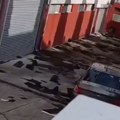 (Фото, видео) Обрушио се кров на згради након незапамћеног невремена: Ужас у Смедереву не престаје, сцена као након земљотреса…
