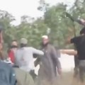 (Uznemirujući video) Bukti rat, pala krv na obe strane! Nastao totalni metež koji se pretvorio u borbu "prsa u prsa"! Ima…