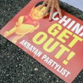 Kovčezi sa likovima Si Đinpinga i kineskih zvaničnika osvanuli ispred ambasade, Peking uputio oštar protest