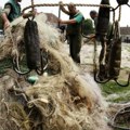 Rat sa krivolovcima na Dunavu: Ribočuvare noću sačekali na mostu i gađali kamenjem – zaplenili 40 kilometara mreža