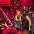 Andreana Čekić na bini sa ćerkom Katarine Grujić: Mala Katja oduševila sve! Pevačica se skroz raznežila (video)