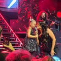Andreana Čekić na bini sa ćerkom Katarine Grujić: Mala Katja oduševila sve! Pevačica se skroz raznežila (video)