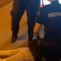 Pijana napadala ljude na ulici Devojka uhapšena na Zelenom vencu, policajci je jedva savladali (video)