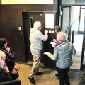 Sramno obaveštenje na ulazu zgrade u Subotici: Žena htela da humanim gestom pomogne, komšije je dočekale "na nož"…