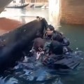 VIDEO Turisti u Veneciji ignorisali gondolijera da bi napravili selfi, pa upali u kanal