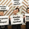 Odbornici opozicije ispred Skupštine sa transparentima: „Pokrali ste izbore“, „Svi ste vi fantomi“…