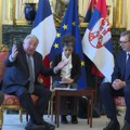 Vučić stigao u Senat, sledi sastanak sa predsednikom gornjeg doma francuskog parlamenta Laršeom