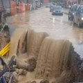 (Video) Dramatični snimci iz poplavljenog grada! Urušila se ulica u Novom Pazaru, nastao "vodopad"