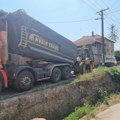 Kubik Trans Plus asfaltira ulicu u selu Gnjilan