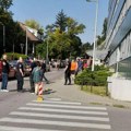 Prve fotografije drame u Zagrebu: Naoružan upao u bolnicu i preti, policija blokirala sve