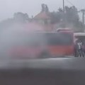 Vatra progutala autobus u barajevu! Ljudi panično beže od vatre koja divlja! (VIDEO)