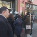 Policija bacila suzavac na demonstrante u Zaječaru: Sednica Skupštine odložena, nije bilo kvoruma (VIDEO)