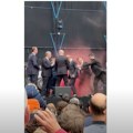 Bacili dimnu bombu na premija poljske! Neviđena drama tokom govora Donalda Tuska u Holandiji: Obezbeđenje hitno reagovalo…