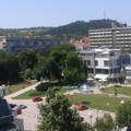Stojanović protestovala u Leskovcu: Lokalna vlast odbila da joj prizna status roditelj-negovatelj