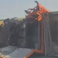 Težak udes u zoni radova na putu Beograd-Novi Sad, smrskan kamion, vatrogasci sekli vozilo