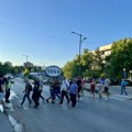 Incident na protestnoj šetnji u Boru. Čovek izašao iz taksija i ošamario momka na pešačkom prelazu