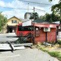 Automobil udario u tezge, pa pokosio ženu u Zemunu: Ostala zaglavljena pod vozilom, čekaju se vatrogasci
