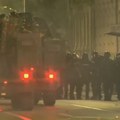 MUP: Privedeno 56 osoba, zadržano 16 osumnjičenih za nasilničko ponašanje, šest policajaca povređeno