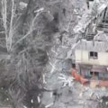 Snimljena bežanija Ukrajinaca sa bojnog polja! Sakrili se u porušenu zgradu, a onda je grunula artiljerija i napravila masakr