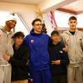 Praznično raspoloženje i dalje traje: Meridian fondacija i KK Crvena zvezda doneli poklone i radost na još jedno mesto (video)…