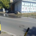 Izlivanje šahte u Ulici Dula Karaklajića: Voda stigla do semafora kod škole, građani traže hitnu reakciju komunalnih službi…