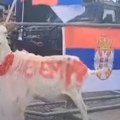 Srbi spremili uspavanku za okupatora Koza meketala sa razglasa ispred opštinske zgrade u Leposaviću (video)