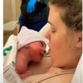 VIDEO: Tek rođena beba podigla glavu da pogleda mamu