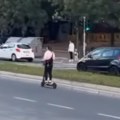 Vožnja u kontra smeru u centru Beograda, ali trotinetom! Ide u susret automobilima i ne obazire se (video)