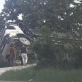 Odjednom potonuo, točkovi ostali u vazduhu Prevrnuo se građevinski kamion u selu kod Čačka, završio u kanalu pored puta…