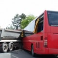 Kamionom isekao prednji deo autobusa Vatrogasci pokušavaju da izvuku povređene, novi snimak udesa kod Obrenovca (video)