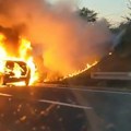 Буктиња на путу: Ватра "прогутала" аутомобил код Смедерева (фото, видео)