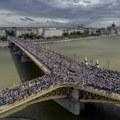 (FOTO) Podrška Orbanu: Desetine hiljada marširalo Budimpeštom