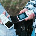 Mentalno zdravlje: Odrasli i tinejdžeri prelaze na „glupe" telefone da bi skratili vreme koje provode ispred ekrana