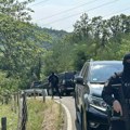 Prve fotografije sa mesta gde je ubijen Faton Hajrizi, Albanac koji je ubio policajca: Na terenu naoružani policajci sa dugim…