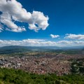 Učenici u školi kod Tetova na priredbi nosili plastične puške i uniforme OVK