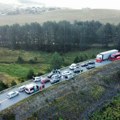 Saobraćaj obustavljen, ima povređenih: Teška nesreća na putu Vodice-Zlatibor: Sudarili se kombi i automobil, delovi vozila…