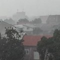 Pogledajte kakvo nevreme se nadvilo nad balkanom! U Hrvatskoj kao da se nebo otvorilo, tuče grad, polja se zabelela: Oluja se…