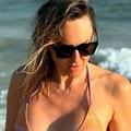 (Foto): Voditeljka "Pinka" (47) nije potrčala 10 godina, a sad se skinula i pokazala telo u bikiniju: Pozira na plaži, a evo…