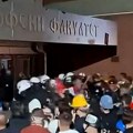 ,,Mirni demostranti" motkama, šipkama i kamenicama napadali policiju, zapalili fakultet u Novom Sadu?! Intervenisala…