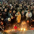 И на Тргу Републике у Београду грађани вечерас пале свеће и остављају цвеће за страдале у Новом Саду