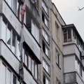 Napravili uže od čaršava da pobegnu iz zapaljene zgrade: Potresan snimak nakon sinoćnjeg ruskog napada na Kijev (video)